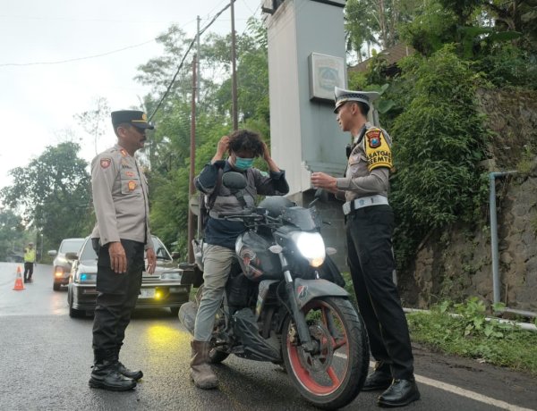 Polres Malang Bagikan Masker ke Pengendara di Perbatasan Lumajang Dampak Erupsi Semeru